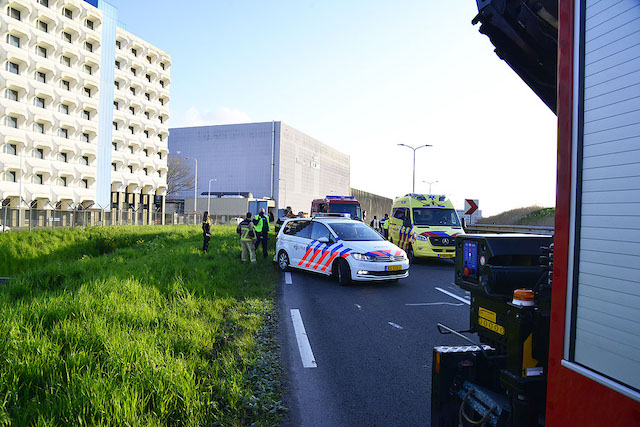 2021/74/20210502-07u07 GB 005 Voertuig te water Fokkerweg.jpg